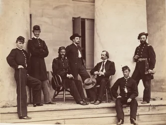 General de brigada Gustavus A. DeRussy y personal en los escalones de Arlington House, Arlington..., mayo 1864