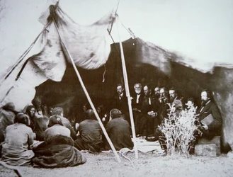El General William T. Sherman (1820-91) preside el Tratado de Fort Laramie con el Jefe Red Cloud, abril de 1868
