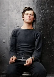 Lewis Powell con grilletes en las muñecas a bordo del USS Saugus, 1865
