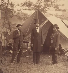 [Presidente Abraham Lincoln, Mayor General John A. McClernand a la derecha, y E. J....