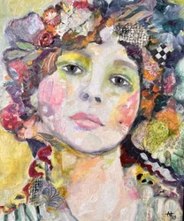 Mujer con un estilo floral caprichoso