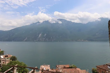 Las montañas y el lago