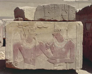 Egipto, Karnak, relieve pintado de Hatshepsut como faraón y dios Amón
