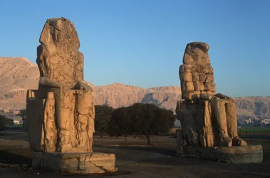 Egipto, Tebas antigua, estatuas de Amenhotep III Colosos de Memnón