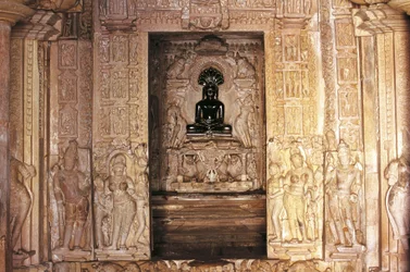 Entrada y altar, templo Parshvanatha, grupo de Monumentos de Khajuraho (Lista del Patrimonio Mundial de la UNESCO)