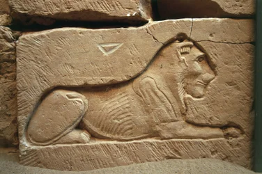 Relieve de león en la Tumba de Kitines