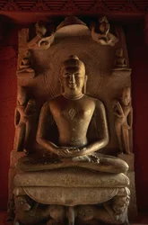 Estatua de Tirthankara, templo Jain No 24, Deogarh, Uttar Pradesh, India, siglos VIII-XVII