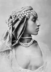 Joven argelina, c. 1890-1900 (foto b/n)