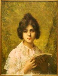 Joven mujer sosteniendo un libro