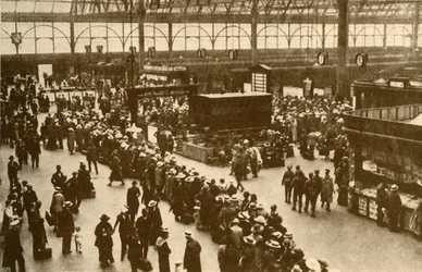Una cola de veraneantes esperando los trenes en la estación de Waterloo, Londres, 1930.