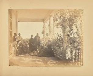 [Retrato de grupo en el porche]