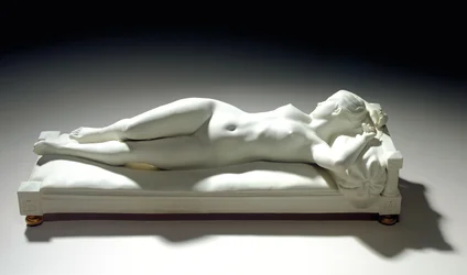 Figura de biscuit de Sevres de un desnudo reclinado, 