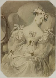 Mujer en vestido de noche dormida en sillón