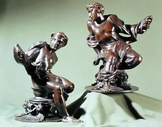 Un par de desnudos masculinos clásicos, diseñados como remates de chimenea, fabricados por Henry E. Hoole & Co.
