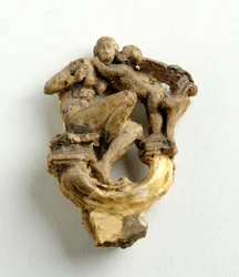 Maqueta para una llave con un Cupido susurrando a una niña sentada: tres bocetos para el grupo central