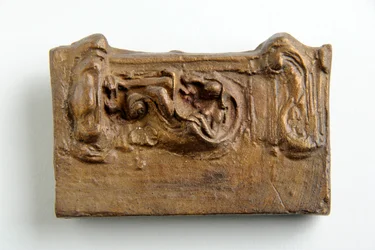 Maqueta para un panel con una figura sentada