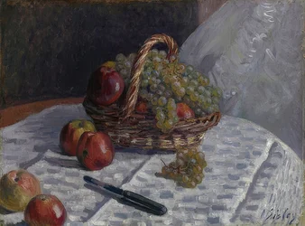 Manzanas y uvas en una cesta