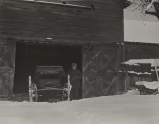 Granero, carruaje y nieve
