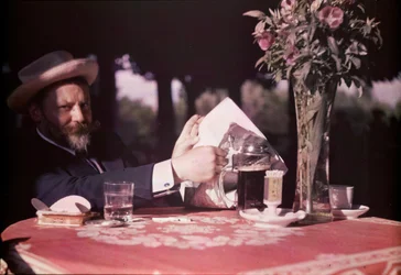 Frank Eugene sentado en la mesa, 1907