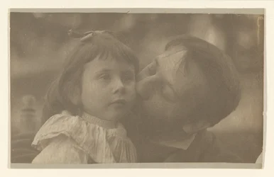 [Lou Schramm y su hija]