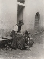 Anciana con rueca
