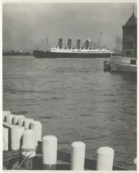 Rumbo a alta mar, el Mauretania, 1910, impreso en 1918.