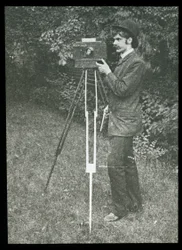 Autorretrato con cámara, trípode y pistola