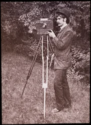 Autorretrato con cámara, trípode y pistola