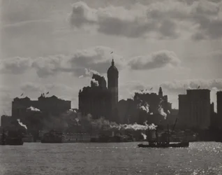 El edificio Singer visto desde el río Hudson