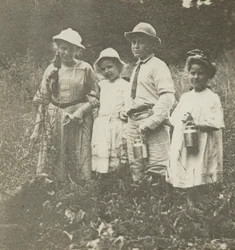 Sin título (Flora, Elizabeth, Howard y Kitty en el campo de Lake George)