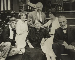 Sin título (Stieglitz, Agnes, madre Hedwig, Julius, Selma y Lee en los escalones de Oaklawn)