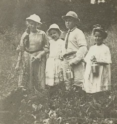 Flora, Elizabeth, Howard y Kitty en el campo de Lake George, 1903-05