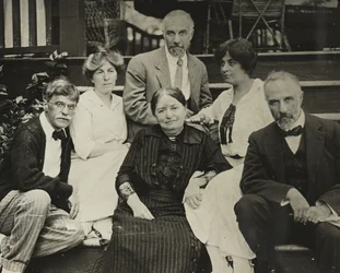 Sin título Stieglitz, Agnes, madre Hedwig, Julius, Selma y Lee en los escalones de Oaklawn, 1910 o 1912