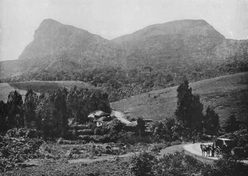 En el camino a Hakgalla. Roca Hakgalla en la distancia, c1890