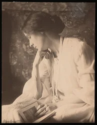 Foto de Alice Broughton de Agnes Pelton (foto b/n)