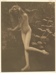 Niña desnuda