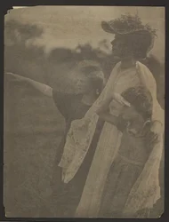 [Mujer y dos niños]