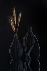 Elegante bodegón oscuro