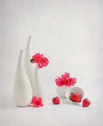 Fresas frescas y flores rosas