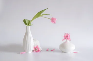Delicado arreglo de tulipanes rosas
