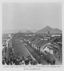 Ichang desde la Muralla de la Ciudad, Salón de Literatura y Colina de la Pirámide