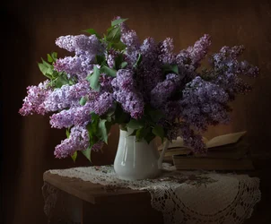 Naturaleza muerta con lilas y libros