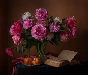 Peonías, libros y manzanas