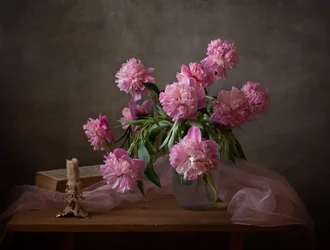 Naturaleza muerta con peonía rosa