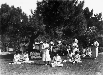 Villa Rosa Maltoni Mussolini: estudiantes femeninas durante una lección al aire libre