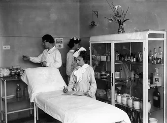 Villa Rosa Maltoni Mussolini: estudiantes femeninas en la sala de enfermería