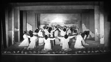 Villa Rosa Maltoni Mussolini: estudiantes femeninas actuando