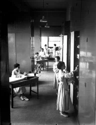 Villa Rosa Maltoni Mussolini: estudiantes ordenando la ropa