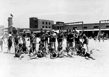 Villa Rosa Maltoni Mussolini: estudiantes de campamento de verano femenino, durante la recreación, en la playa