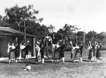 Villa Rosa Maltoni Mussolini: grupo de adolescentes con trajes tradicionales sicilianos (foto en b/n)
